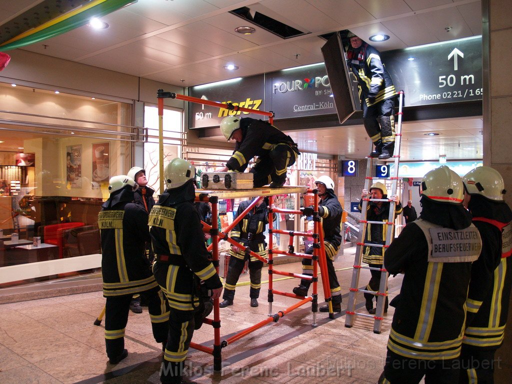 Halogenlampe durchgebrannt Koeln Hauptbahnhof P26.JPG